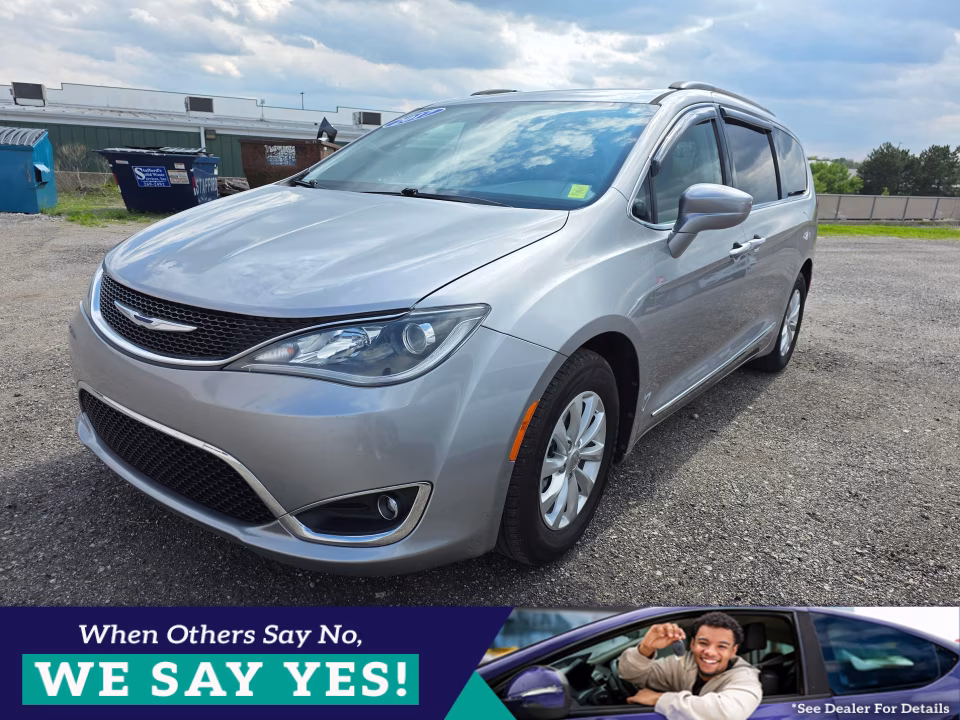 2017 Chrysler Pacifica Touring-L's photo